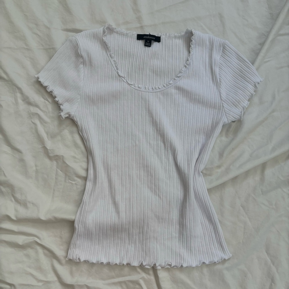 white fitted lettuce edge top